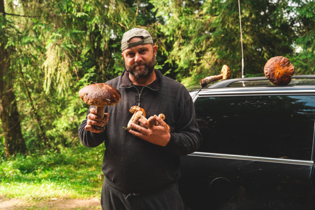 Marius showing off the mushroon he just gathered in the forest of Pasul Mestecanis 